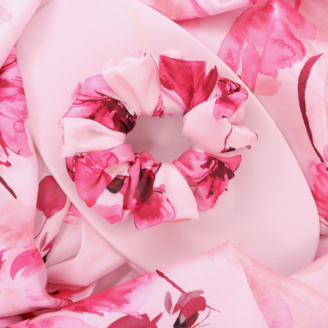 Gumka do włosów - scrunchie M różowe kwiaty Gumka do włosów - scrunchie M różowe kwiaty